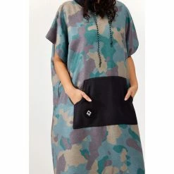 Nomadix Changing Poncho - Small/Medium -NRS shop s m nomadix cp camo 101 changing poncho pocket detail 2 rsz 06946.1660065672